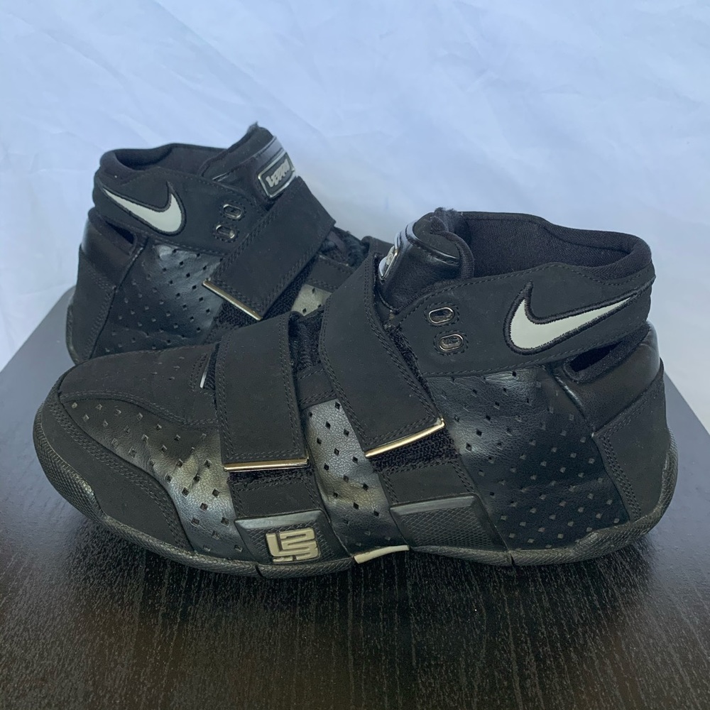 NIKE LEBRON AIR SIZE 7